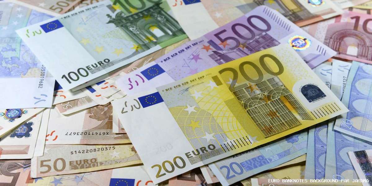 euro banknotes background Par Jarama - euro banknotes background Par Jarama « La rémunération de nos responsables publics devrait faire partie du grand débat national »