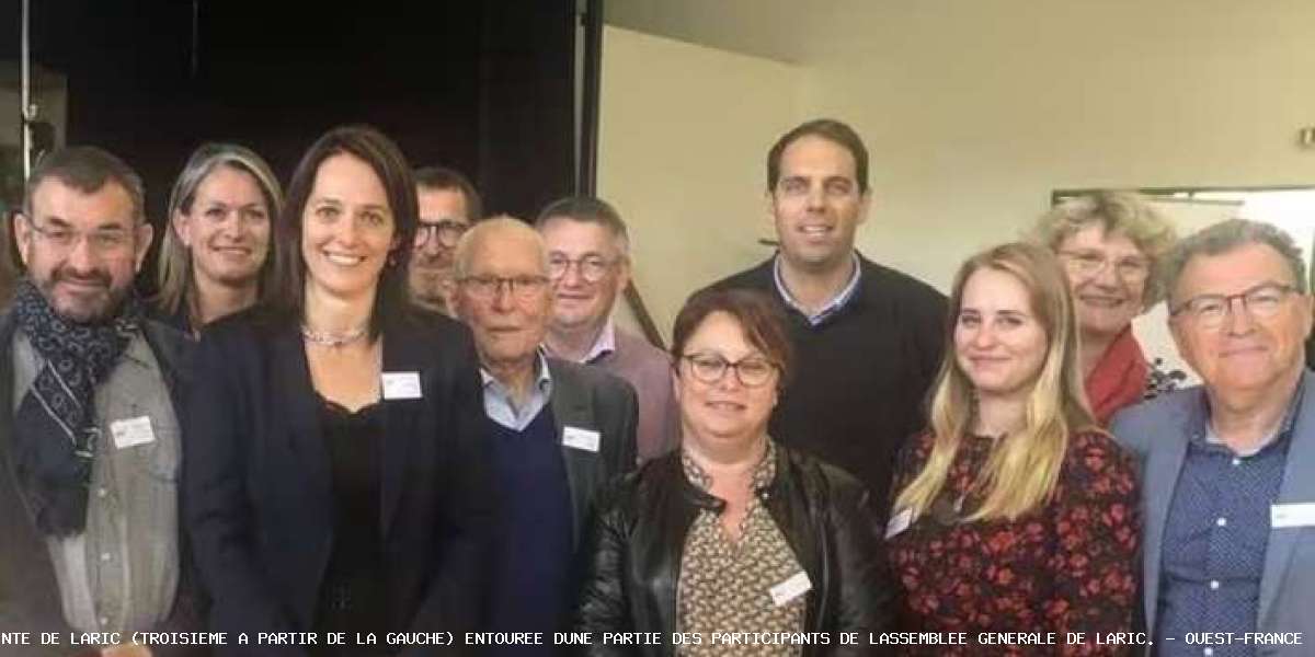 Gaëlle Stricot-Berthevas, présidente de l’Aric (troisième à partir de la gauche) entourée d’une partie des participants de l’assemblée générale de l’Aric. | OUEST-FRANCE - Gaëlle Stricot-Berthevas, présidente de l’Aric (troisième à partir de la gauche) entourée d’une partie des participants de l’assemblée générale de l’Aric. | OUEST-FRANCE Chahutés, surchargés de travail, mal rémunérés : les élus bretons ont leurs maux à dire