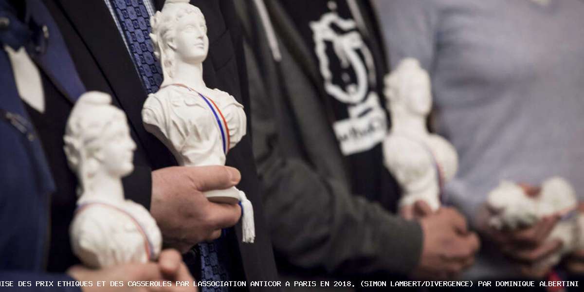 La cérémonie annuelle de remise des prix éthiques et des casseroles par l’association Anticor, à Paris, en 2018. (Simon Lambert/Divergence) par Dominique Albertini - La cérémonie annuelle de remise des prix éthiques et des casseroles par l’association Anticor, à Paris, en 2018. (Simon Lambert/Divergence) par Dominique Albertini Agrément d'Anticor