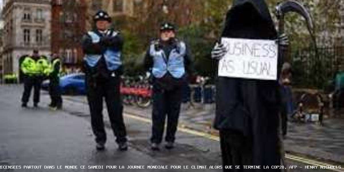 Plusieurs centaines de manifestations recensées partout dans le monde ce samedi pour la journée mondiale pour le climat, alors que se termine la COP28. ©AFP - Henry Nicholls - Plusieurs centaines de manifestations recensées partout dans le monde ce samedi pour la journée mondiale pour le climat, alors que se termine la COP28. ©AFP - Henry Nicholls L'indignation à la COP28 après les déclarations de l'open sur les énergies fossiles